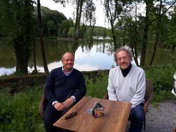 Pierre Coran aux côtés de son fils, Carl Norac. Café des Étangs (Saint-Denis en Brocqueroie), lieu marquant du roman Les aventures des Pièces-à-trou (Mijade, 2020 – collection Zone J)