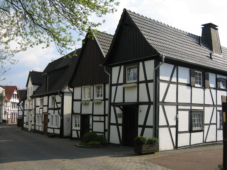 Rangée de petites maisons bourgeoises à Menden, créées dans le cadre des remparts à partir de 1723 / selbst fotografiert, Asio otus via Wikimedia Commons