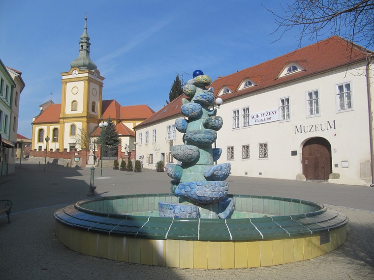 Place Sguare Masaryk avec fontaine, musée du presbytère et église / palickap via Wikimedia Commons