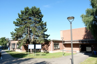 Salle d'Education physique et ancien bâtiment